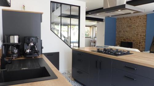 Ploeren House | Cozy Oceanfront Retreat with Fireplace & Breakfast for 6