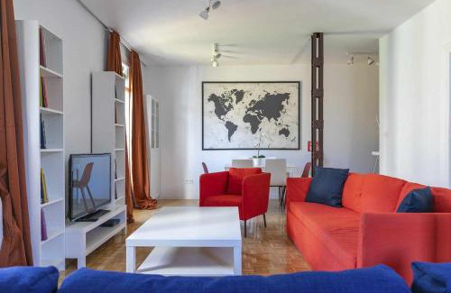 Jeronimos Apartment | Cozy 4-Star Retreat: Family & Pet-Friendly in Retiro Atocha