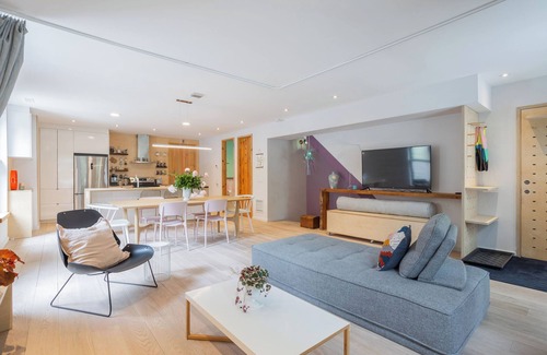 Outremont Apartment | Comfortable Stay with Spa & Kitchen in Prime Location