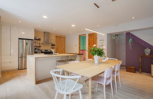 Outremont Apartment | Comfortable Stay with Spa & Kitchen in Prime Location