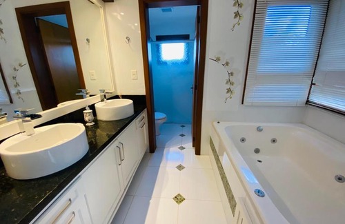 Vila Luiza House | Elegant Stay Near Canela Center with Pet-Friendly Amenities