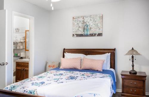South Arlington Apartment | Congeniality and Comfort. All the essentials with class, 2 nights? 2 weeks? Stay, relax, work, or go out for fun.
