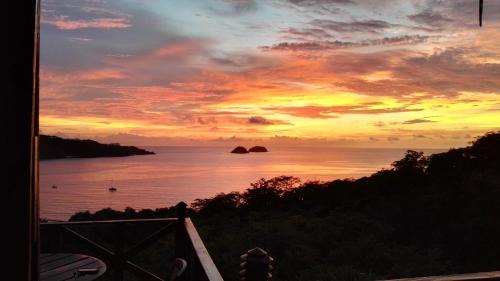 Playa Hermosa House | Budget-Friendly Congos Hostal y Camping with Family Amenities