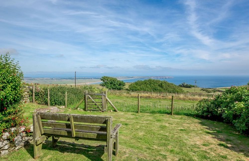 Mynytho Cottage | Pet-Friendly Conion Ganol: A Unique Cottage Retreat
