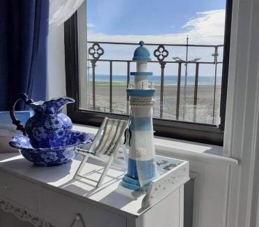 Newcastle Bed & Breakfast | Conlyn House: Oceanfront Retreat with 9/10 Guest Rating