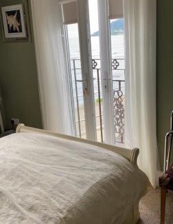 Newcastle Bed & Breakfast | Conlyn House: Oceanfront Retreat with 9/10 Guest Rating