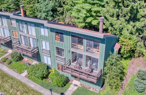 Hidden Valley House | Inviting Mountain Retreat with Free Pool Access & Amenities