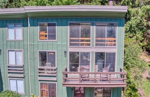 Hidden Valley House | Inviting Mountain Retreat with Free Pool Access & Amenities