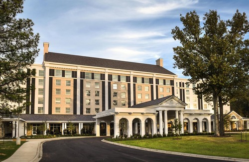 Whitehaven Hotel | Relaxing King Courtyard with Pool, Dining & Gym Access