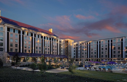 Whitehaven Hotel | Relaxing King Courtyard with Pool, Dining & Gym Access