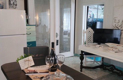 Panacea Cottage | Cozy Connie's Cottage: Vintage Chic with Ocean Views