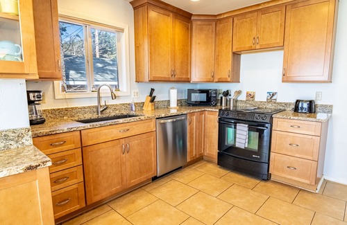 Yachats House | Cozy Conrad Cottage: Oceanfront Retreat with Pet-Friendly Perks