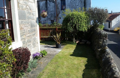 Pittenweem Cottage | Relaxing Oceanfront Cottage in Conservation Area with Spa