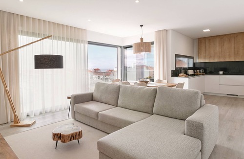 Peniche Apartment | Consolação Sunset View: Scenic Retreat with Spa & Breakfast