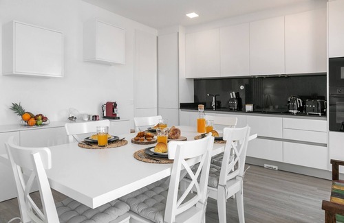 Consolacao Apartment | Top-Rated Consolação & Supertubos Beach House Getaway