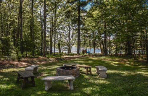 Waterfront Greens House | Cozy Retreat at Constantly Cozy with Hot Tub & Kitchen