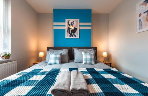 Southampton House | Family-Friendly Retreat: Sleeps 8 with Ample Parking