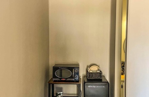 Quitman Hotel | Seamless Check-In at Gar Getaway - Room 8 with Kitchen