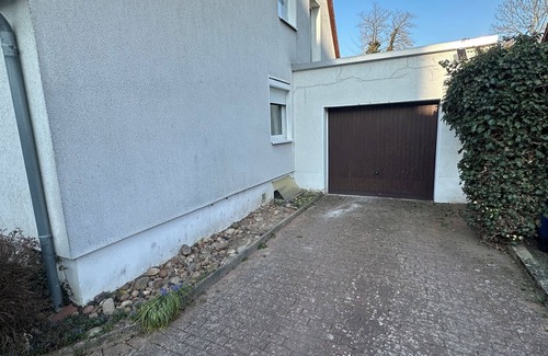 Hildesheim District House | Contactless check-in. House in Sarstedt. Close to trade fairs in Laatzen, Hanover, Hildesheim