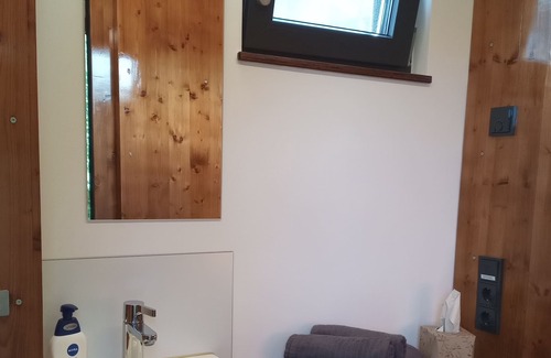 Scheuerfeld House | Cozy Container Tiny House with Netflix & Veranda Access