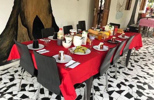 Abeme Bed & Breakfast | Pet-Friendly Escape at Contany Counda with Ocean Views