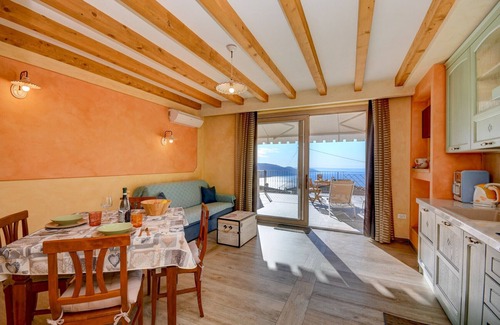Gardola Apartment | Conte Hotel: Balcony Retreat with Breathtaking Lake Views