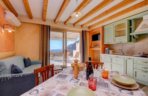 Gardola Apartment | Conte Hotel: Balcony Retreat with Breathtaking Lake Views