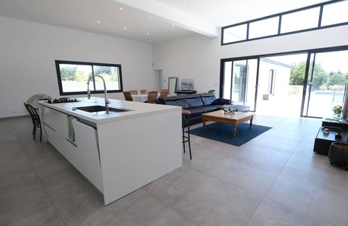Chateauneuf-de-Gadagne House | Contemporary villa with private pool 8 beds in Chateauneuf de Gadagne