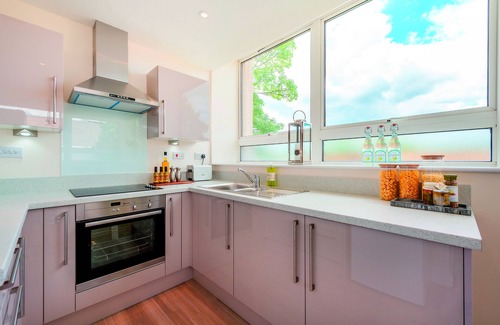 Stevenage Apartment | Modern 1 Bedroom Retreat in Central Stevenage with Pool