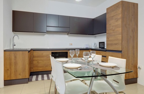 St. Andrew's Apartment | Stylish 1 Bedroom Gem with Family-Friendly Amenities
