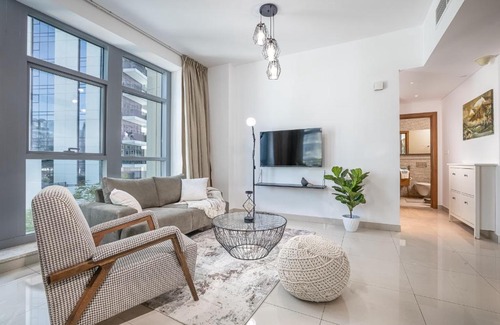 Downtown Dubai Apartment | Modern 1 BR Holiday Home with Pool in Downtown Oasis