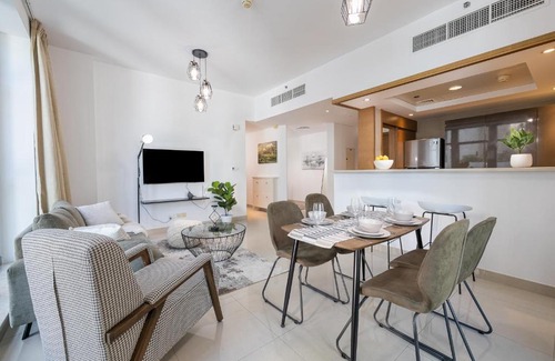 Downtown Dubai Apartment | Modern 1 BR Holiday Home with Pool in Downtown Oasis