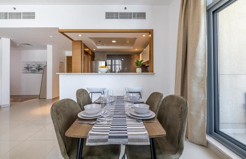 Downtown Dubai Apartment | Modern 1 BR Holiday Home with Pool in Downtown Oasis