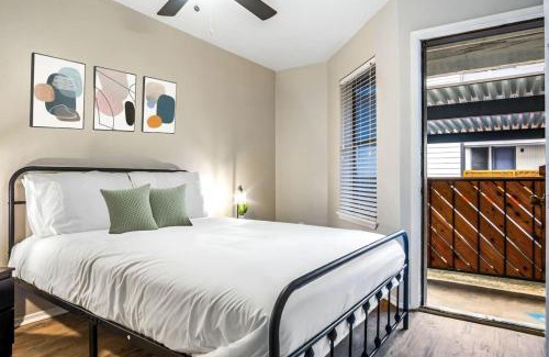 Brentwood Apartment | Contemporary 1BR 1Bat Pool Access