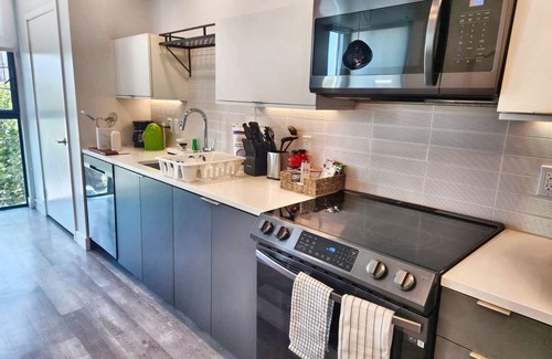 Fairfax District Hotel | Contemporary 1BR Hollywood Haven on Spaulding Ave – Complimentary WiFi & Parking