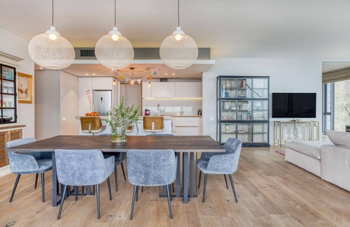 Silo District Apartment | Contemporary 2-Bed Apartment with Study & Harbour