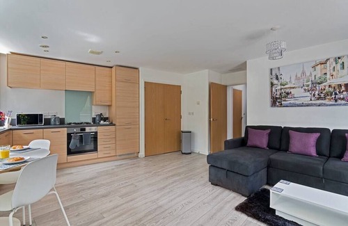 Northfleet Apartment | Modern 2-Bed Apartment with Free Parking & Balcony