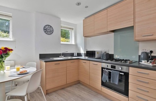 Northfleet Apartment | Modern 2-Bed Apartment with Free Parking & Balcony