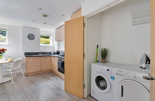 Northfleet Apartment | Modern 2-Bed Apartment with Free Parking & Balcony