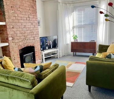 Kimberley House | Modern 2 Bedroom Victorian Townhouse - Pet & Child Friendly
