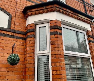 Kimberley House | Modern 2 Bedroom Victorian Townhouse - Pet & Child Friendly