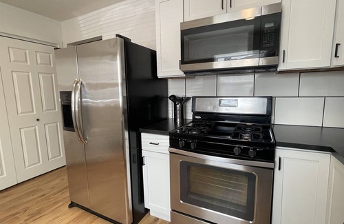 Normal House | Stylish 2-Bedroom Townhouse with Kitchen & Pet-Friendly Features