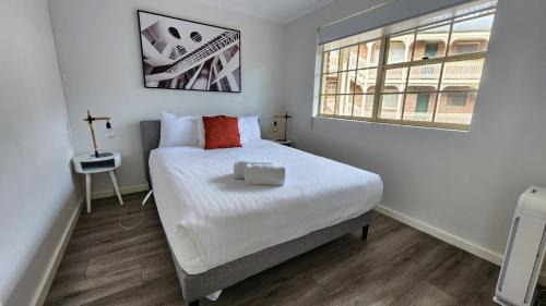 Manuka House | Modern 2BR Apartment with Pool and Free Parking