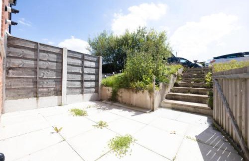 Leigh House | Prime Location with Free Parking for Contractors & Leisure