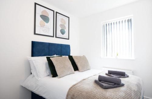 Leigh House | Prime Location with Free Parking for Contractors & Leisure