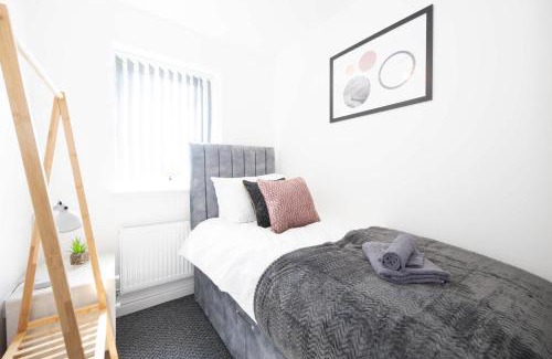 Leigh House | Prime Location with Free Parking for Contractors & Leisure