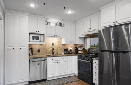 West Oak Hill House | Guest Rated: Contemporary 3BR Ranch with Pool in Austin
