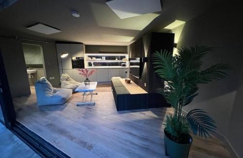 Woodstock Apartment | Guest Rated: 10/10 at Contemporary Annex Hotel
