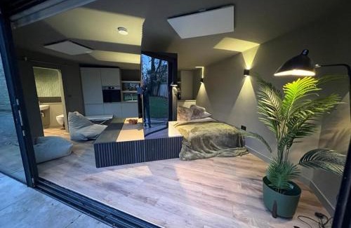 Woodstock Apartment | Guest Rated: 10/10 at Contemporary Annex Hotel