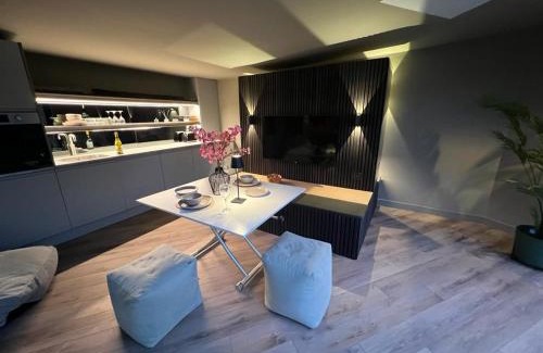 Woodstock Apartment | Guest Rated: 10/10 at Contemporary Annex Hotel